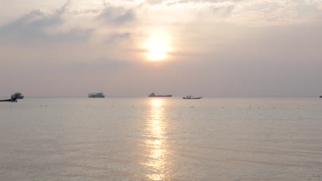 Los-Barcos-Se-Siluetan-Contra-La-Puesta-De-Sol,-Creando-Un-Ambiente-Sereno-Y-Pintoresco.