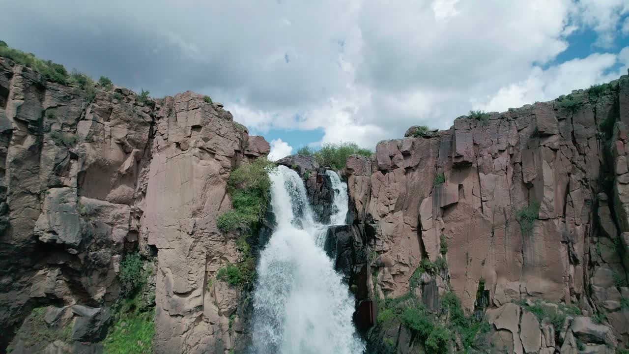 vista de drones de una gran cascada en un cañón rocoso en colorado