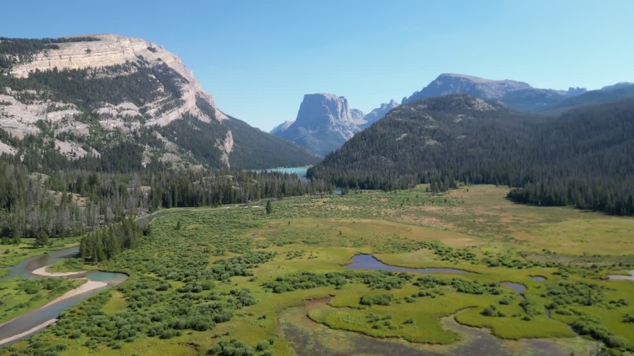 Naturskön utsikt över marskland och bergsryggar vid de övre Green River-sjöarna i Wyoming.