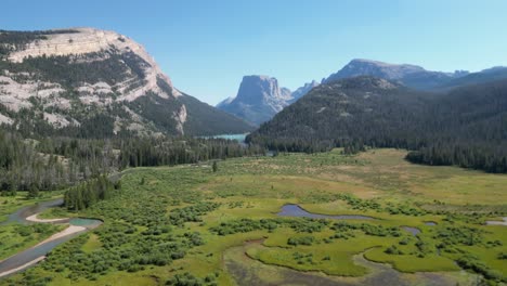 Vista-Escénica-De-Marismas-Y-Crestas-En-Los-Lagos-Del-Río-Verde-Superior-En-Wyoming