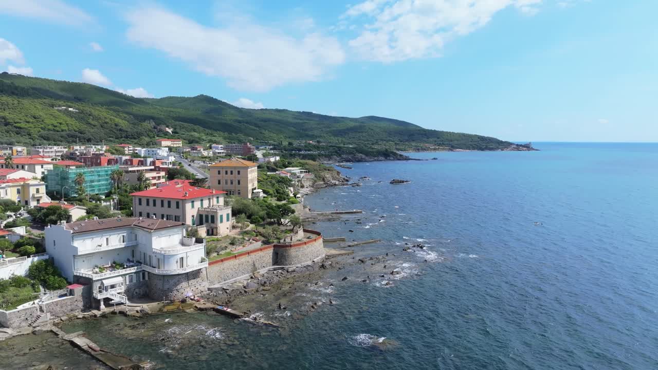 Vista aerea della costa di Livorno, Italia, litorale roccioso poco profondo al largo del Viale Amerigo Vespucci, strada costiera 27-A, città portuale toscana, frangiflutti costiero