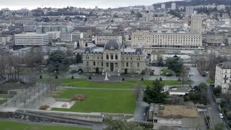 Antena-De-Drones-Del-Hermoso-Centro-De-La-Ciudad-Suiza-De-Lausana-Ubicado-En-El-Lago-De-Ginebra-En-Suiza-Durante-El-Invierno,-Europa