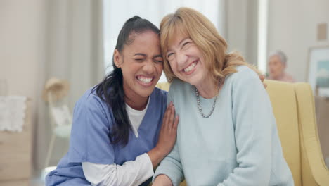 médico, apoyo y reír con la enfermera con viejos