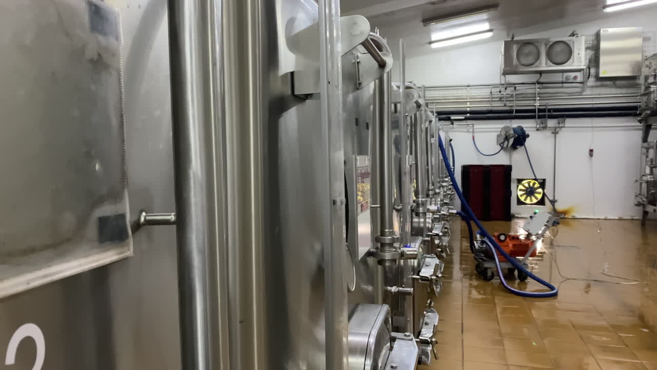 instalación de elaboración del vino con tanques de acero inoxidable