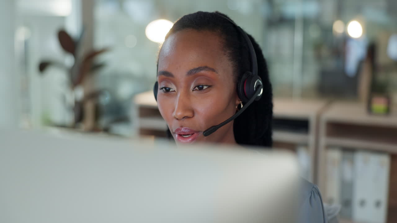Call center, ufficio e donna d'affari in consulenza