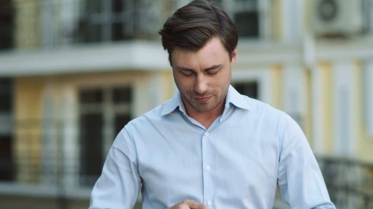 Ritratto di uomo che cammina con auricolari wireless. Uomo che ascolta musica all'aperto.