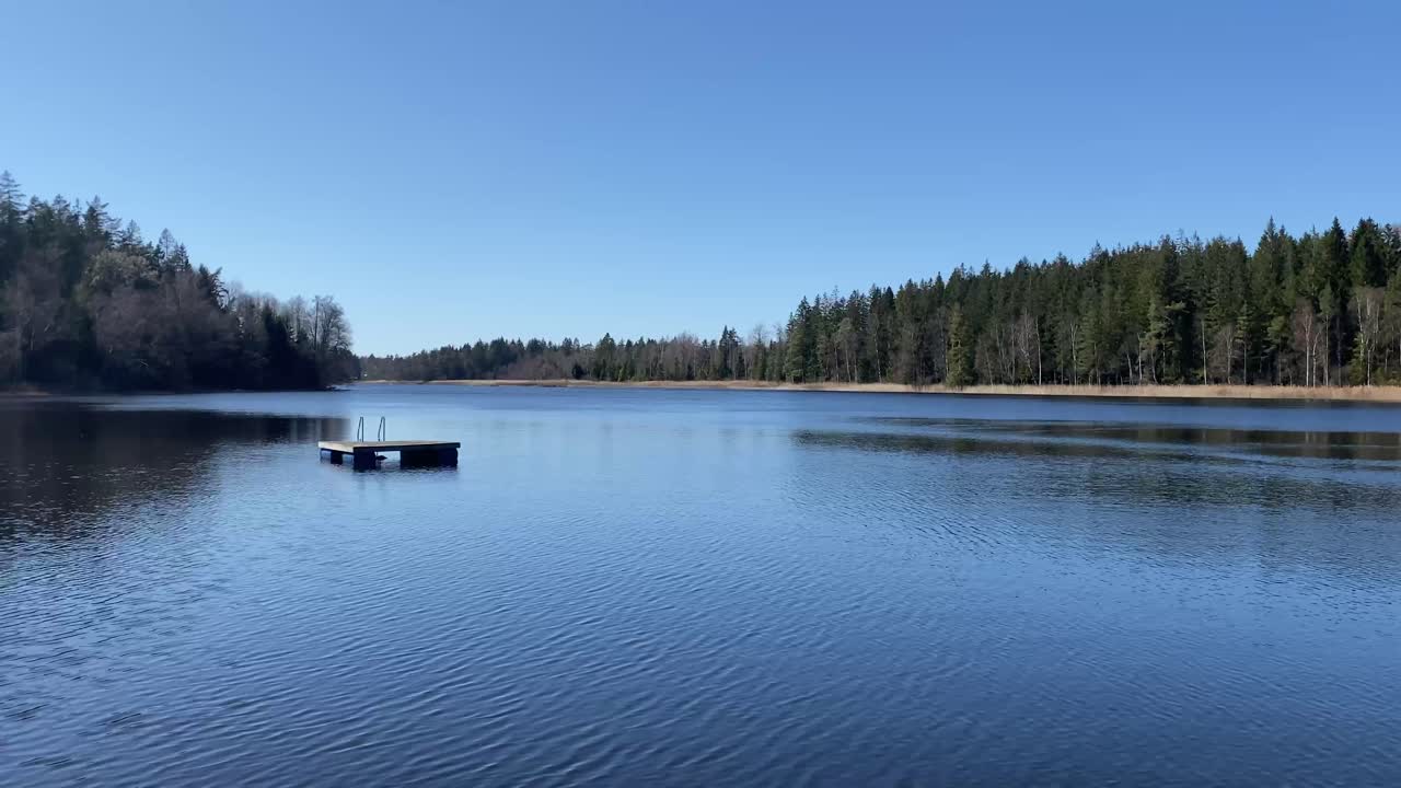 En vacker sjö i en vintergrön skog på Orust, Sverige