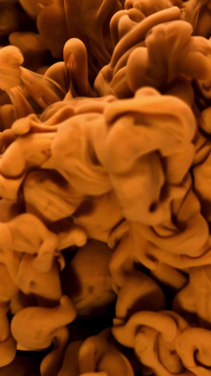 Liquido Astratto Arancione che si Mescola al Rallentatore su Sfondo Scuro