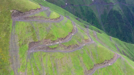 Breite-Rotierende-Drohnenaufnahme-Eines-Fahrzeugs,-Das-Auf-Der-Straße-Nach-Tusheti-Fährt,-Einer-Der-Gefährlichsten-Straßen-Der-Welt