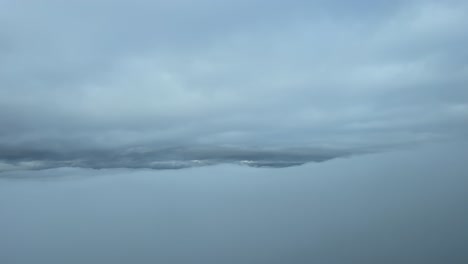 Vista-Aérea-Externa-Desde-Un-Avión-Que-Volaba-A-Través-De-Un-Cielo-Frío-De-Invierno