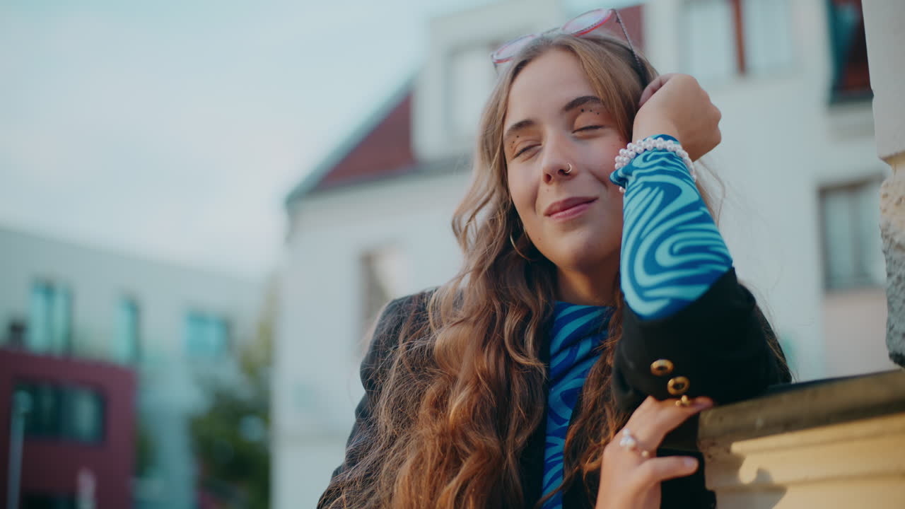 도시에서 세련된 젊은 여성