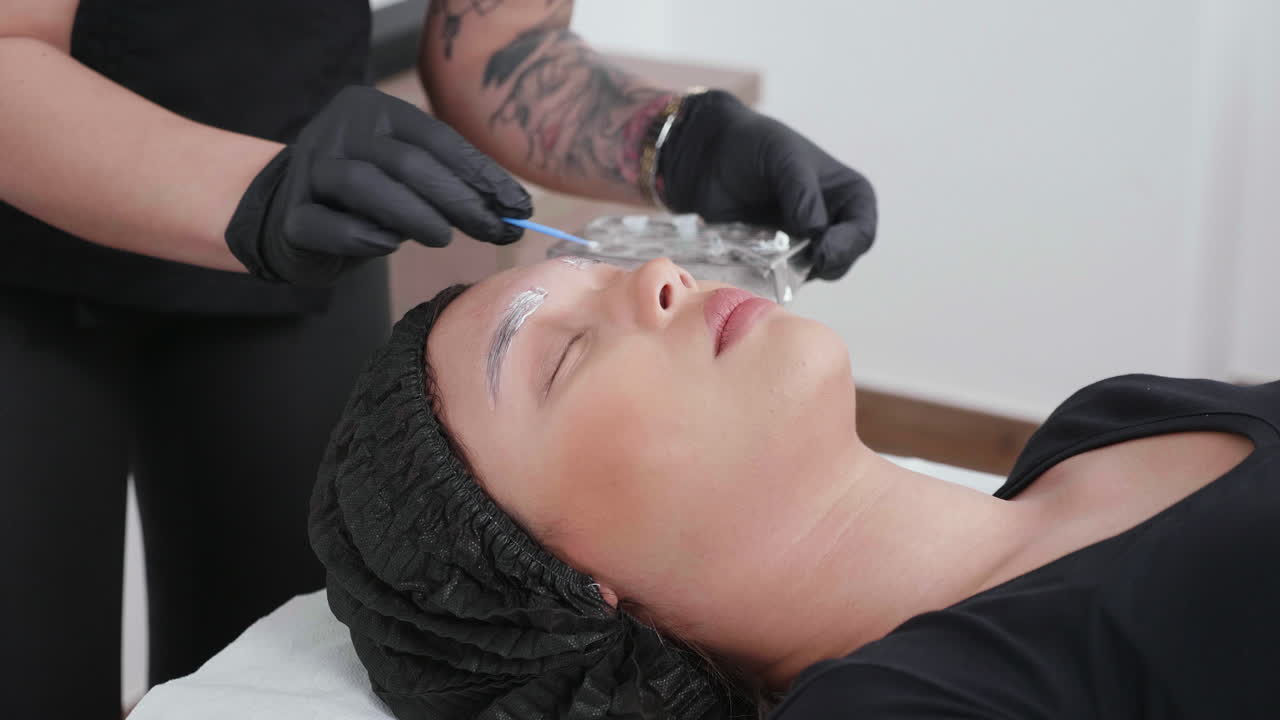 Microblading eyebrow shaping procedure