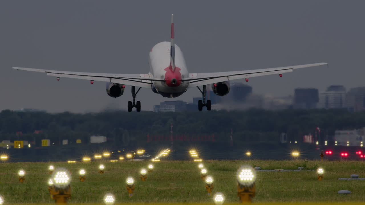 avión aterrizando en la noche