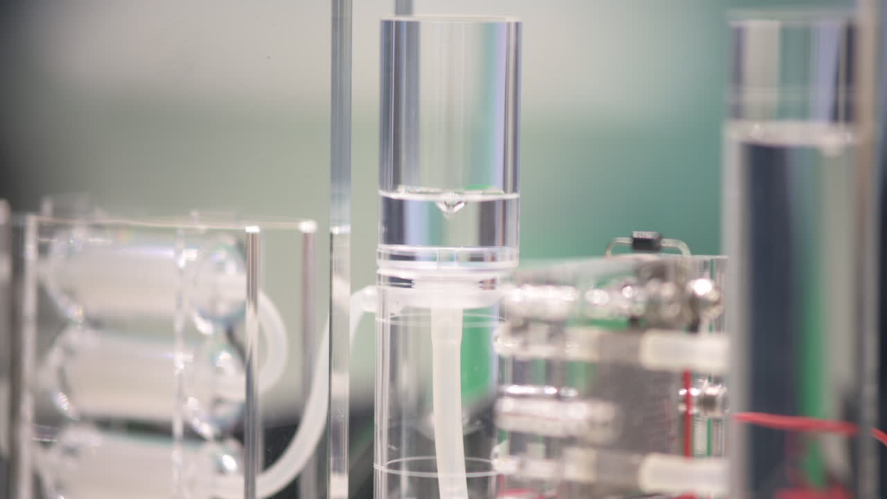 수소는 전해조에서 거품을 내며 물을 수소와 산소로 분해합니다.