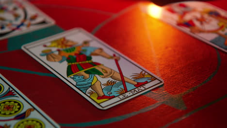 Las-Cartas-Del-Tarot-Se-Recogen,-El-Foco-Del-Estante-Se-Encuentra-En-&#39;le-Mat&#39;