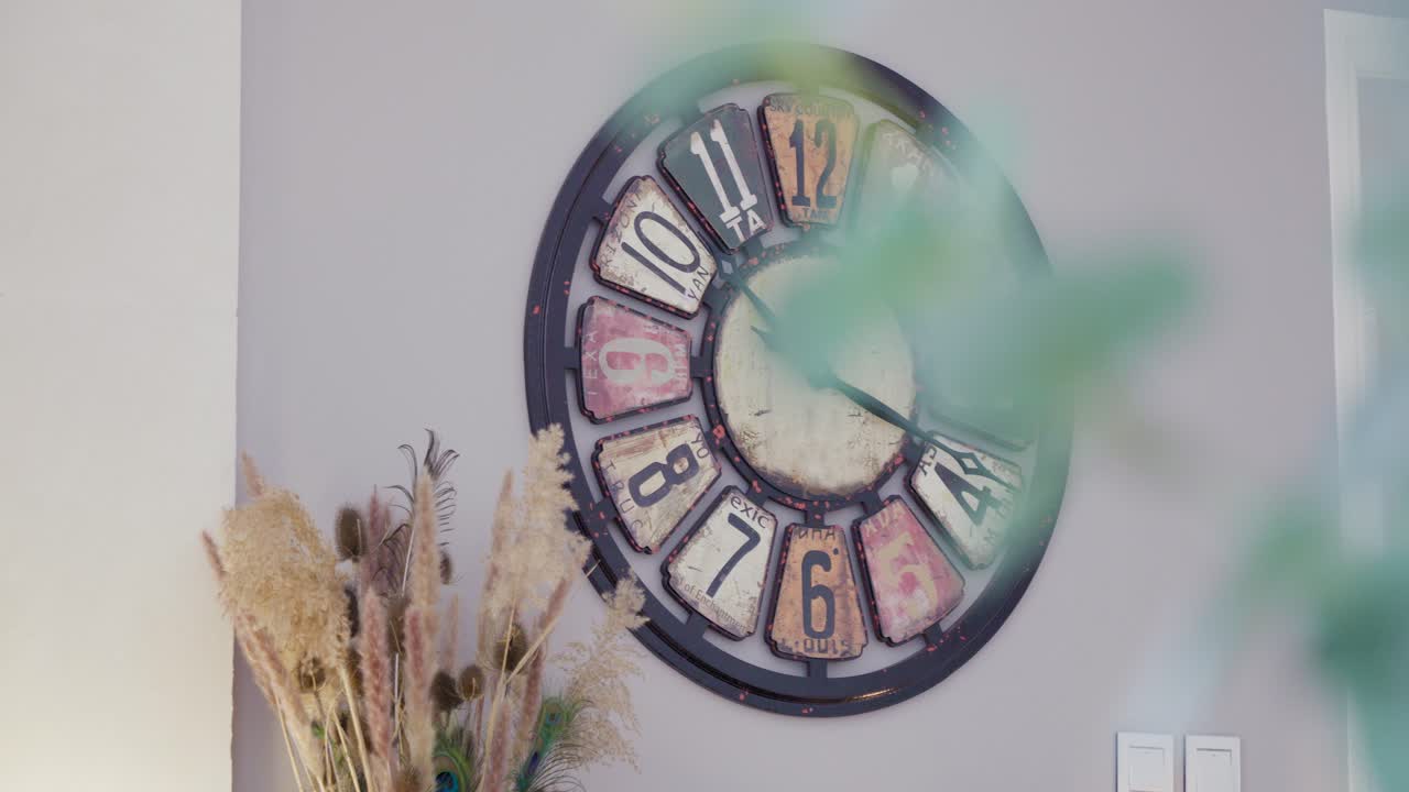 plan que revela un reloj de una planta verde