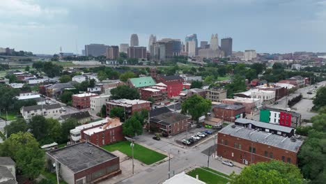 Neighborhood-suburb-of-Kansas-City-featuring-the-skyline