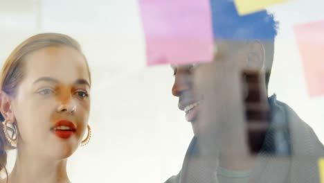 colegas de negocios discutiendo