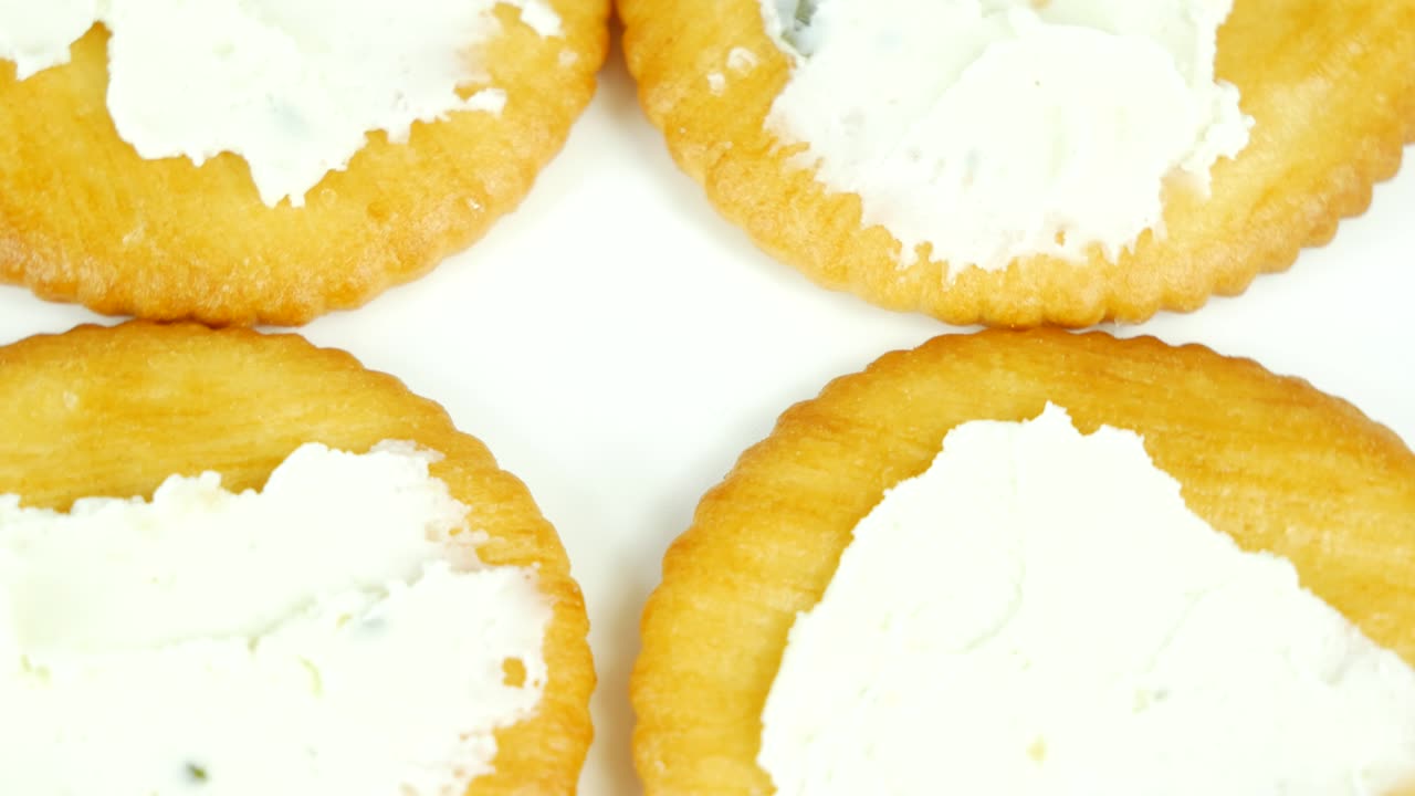 잔디 치즈와 함께 둥근 크래커