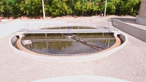un proceso de purificación para eliminar los productos químicos no deseados, los sólidos en suspensión y los gases de los líquidos contaminados