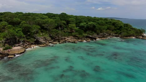 hermosa playa remota en una isla tropical en las islas del rosario, colombia
