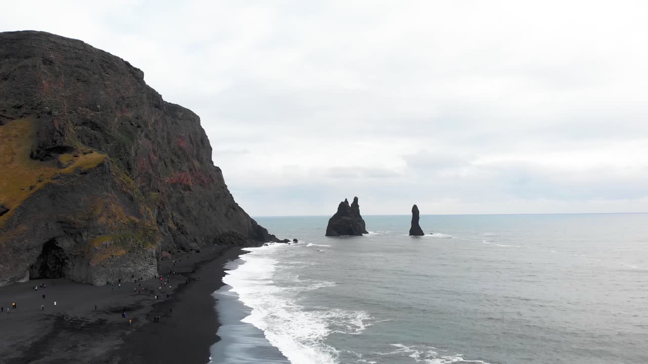 las columnas de basalto de reynisdrangar y la playa de arena negra volcánica