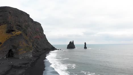 Reynisdrangar-Basaltsäulen-Und-Schwarzer-Vulkansandstrand