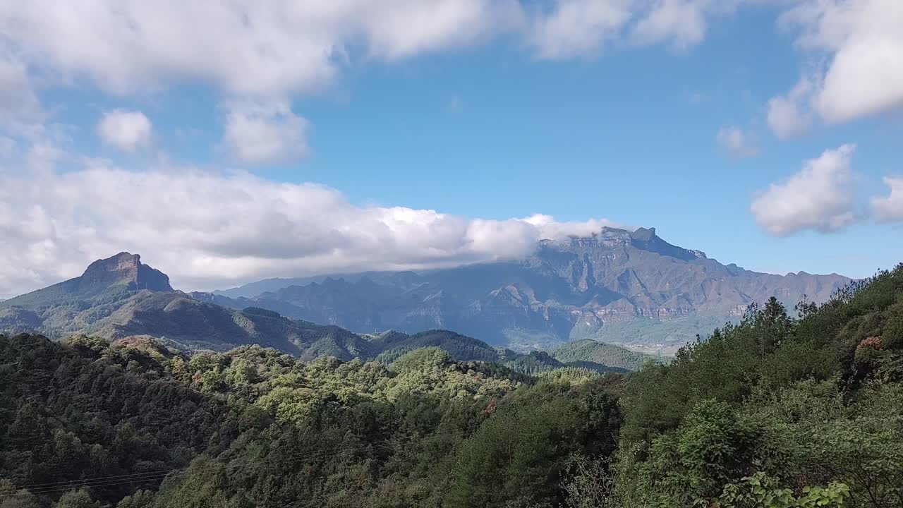 hay nubes que se mueven rápidamente en la cima de la montaña
