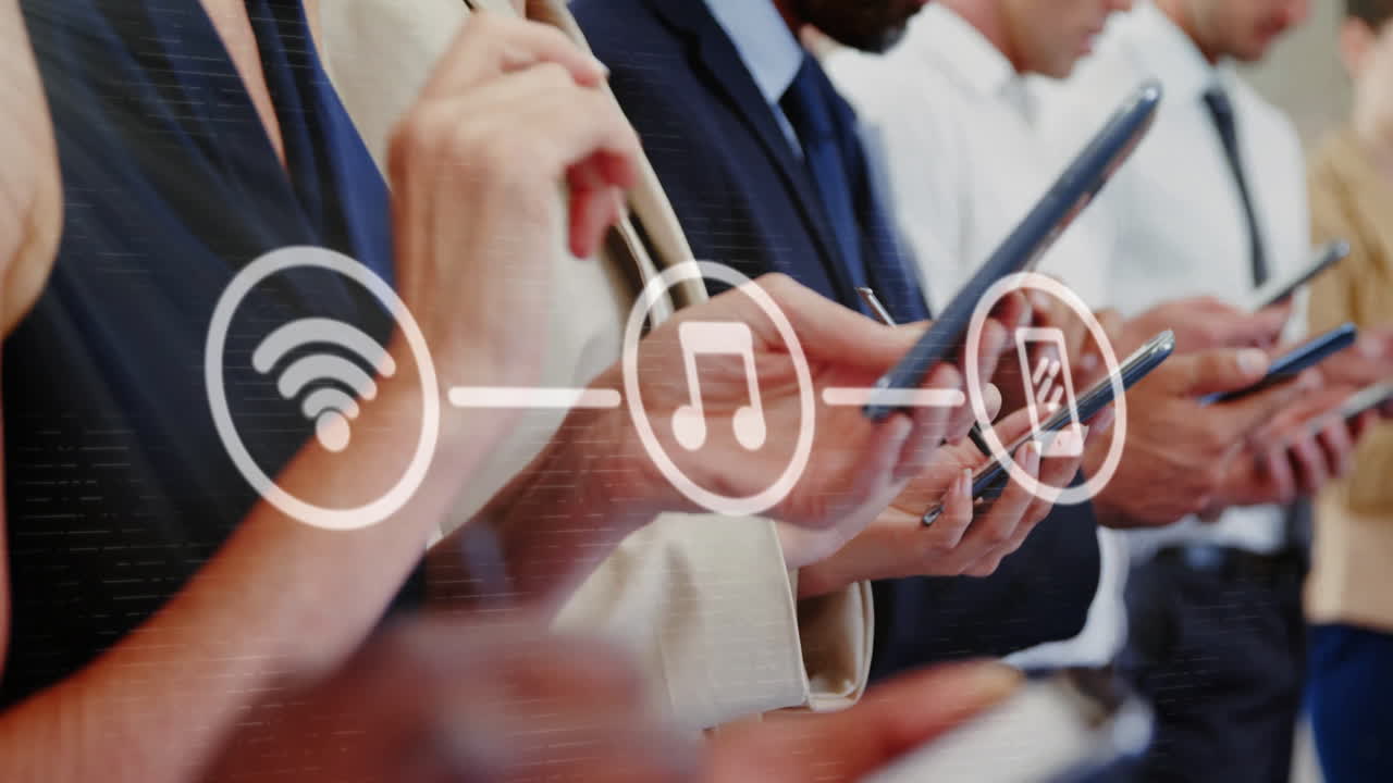 스마트 폰을 사용하는 다양한 비즈니스 사람들에 대한 미디어 아이콘의 애니메이션