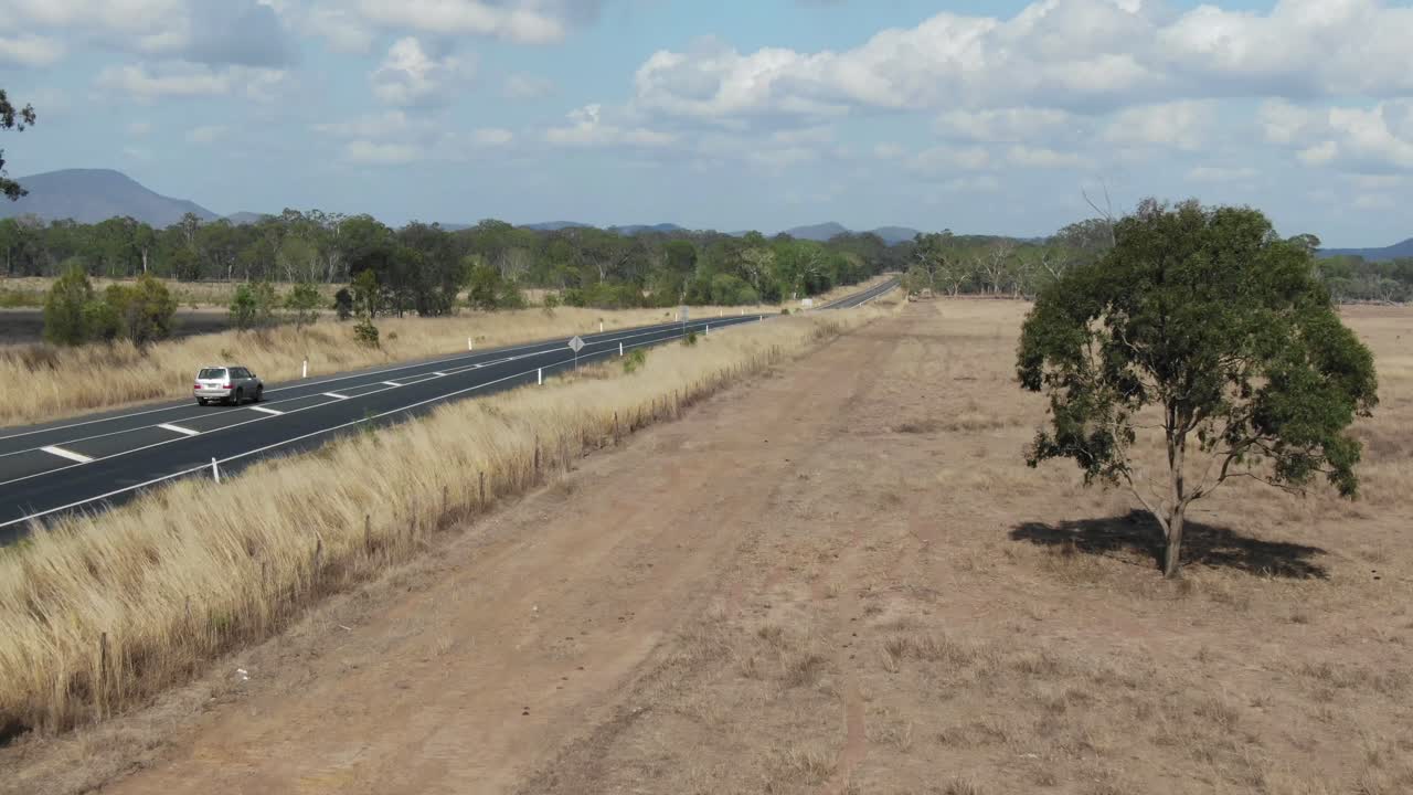 호주의 세인트 로렌스 인근 도로를 따라 들판을 비행하는 드론
