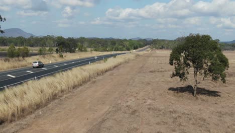 drone volando sobre los campos a lo largo de la carretera cerca de san lorenzo en australia