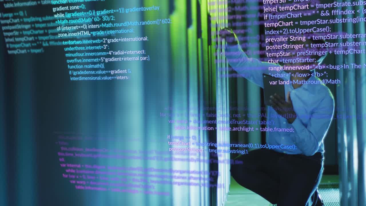 animación del procesamiento de datos sobre un ingeniero afroamericano usando una tableta en la sala del servidor