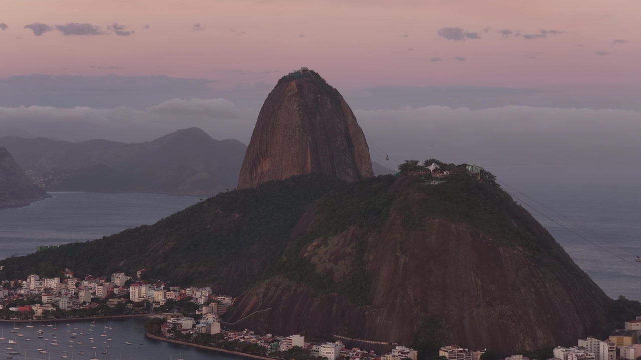 Imagens Aéreas do Pão de Açúcar e da Baía de Botafogo no Rio de Janeiro ao Nascer do Sol
