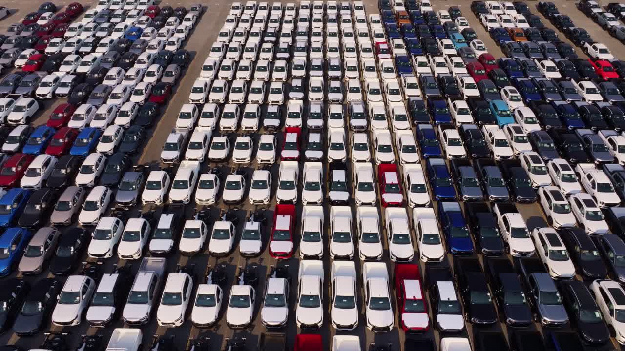 Biler opstillet på shippingplads til global transport, Thailand