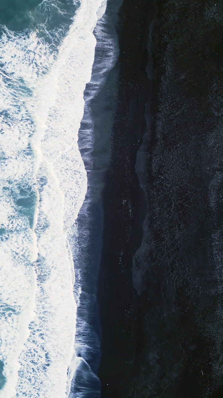 Video verticale: ripresa aerea con drone di una spiaggia islandese di sabbia nera