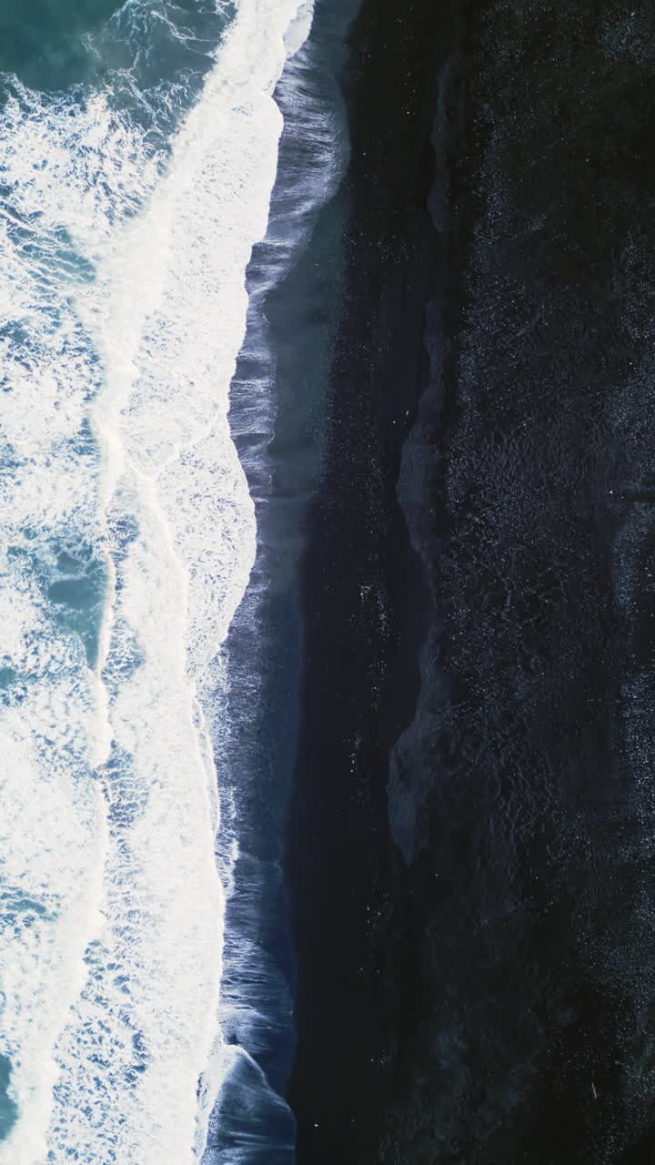 Video verticale: ripresa aerea con drone di una spiaggia islandese di sabbia nera