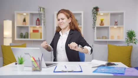 La-Mujer-Trabajadora-De-Oficina-En-Casa-Tiene-Dolor-En-El-Hombro.