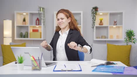 у женщины, работающей в домашнем офисе, болит плечо.