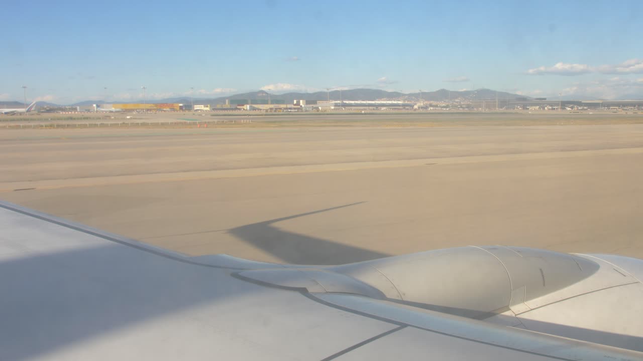 비행기 가 이륙 할 준비 를 하고 있다