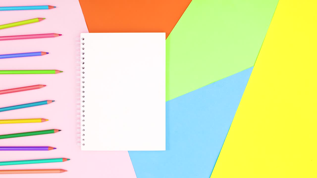 abrir el cuaderno para el texto y mover lápices de color en el lado izquierdo. detener el movimiento