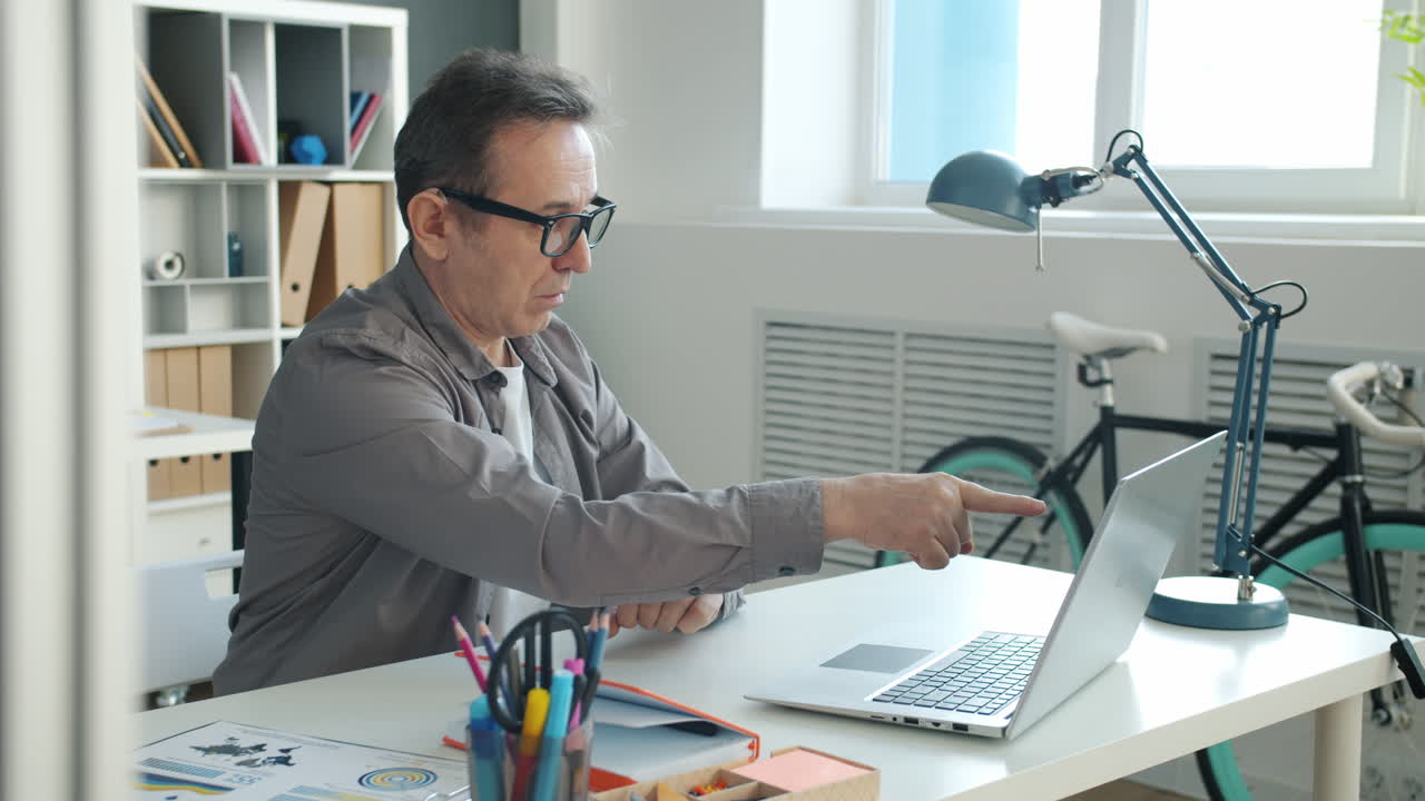 hombre trabajando en una computadora portátil en una oficina moderna