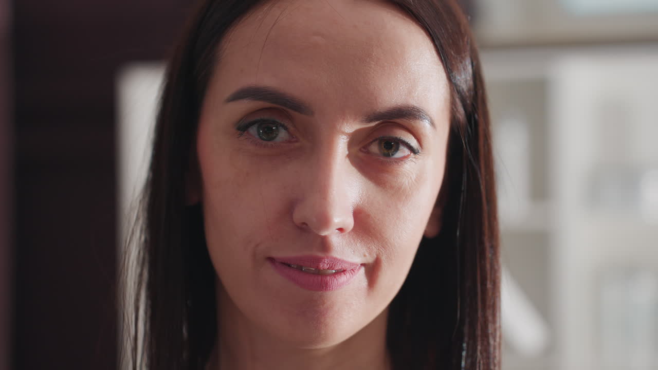 Imagen serena y profesional de estilista, actitud tranquila capturada en un estudio, retrato profesional tranquilo con una estilista caucásica de expresión serena y aspecto refinado