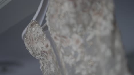 primo piano del vestito da sposa di pizzo floreale, evidenziando il suo intricato ricamo e il design delicato