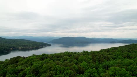 Inclinación-Aérea-Hacia-Arriba-Revelando-El-Lago-Jocassee,-Carolina-Del-Sur,-Lago-Jocassee,-Carolina-Del-Sur