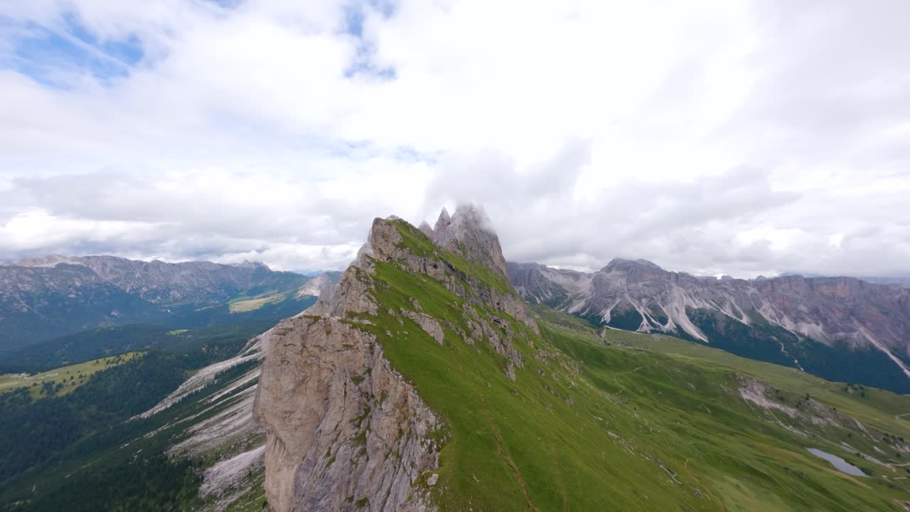 acantilado de montaña de seceda con grandes pináculos afilados
