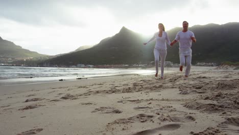 pareja madura juntos en la playa