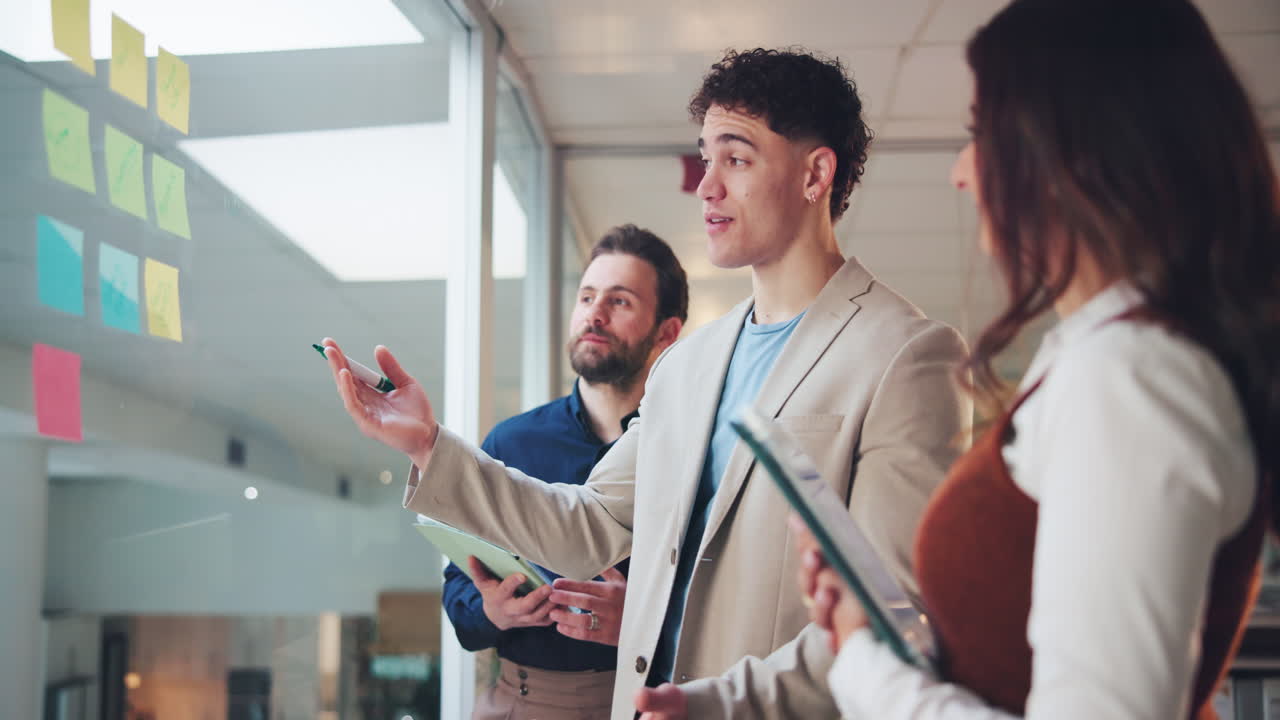 Collaborazione del team e strategia aziendale in un ufficio moderno