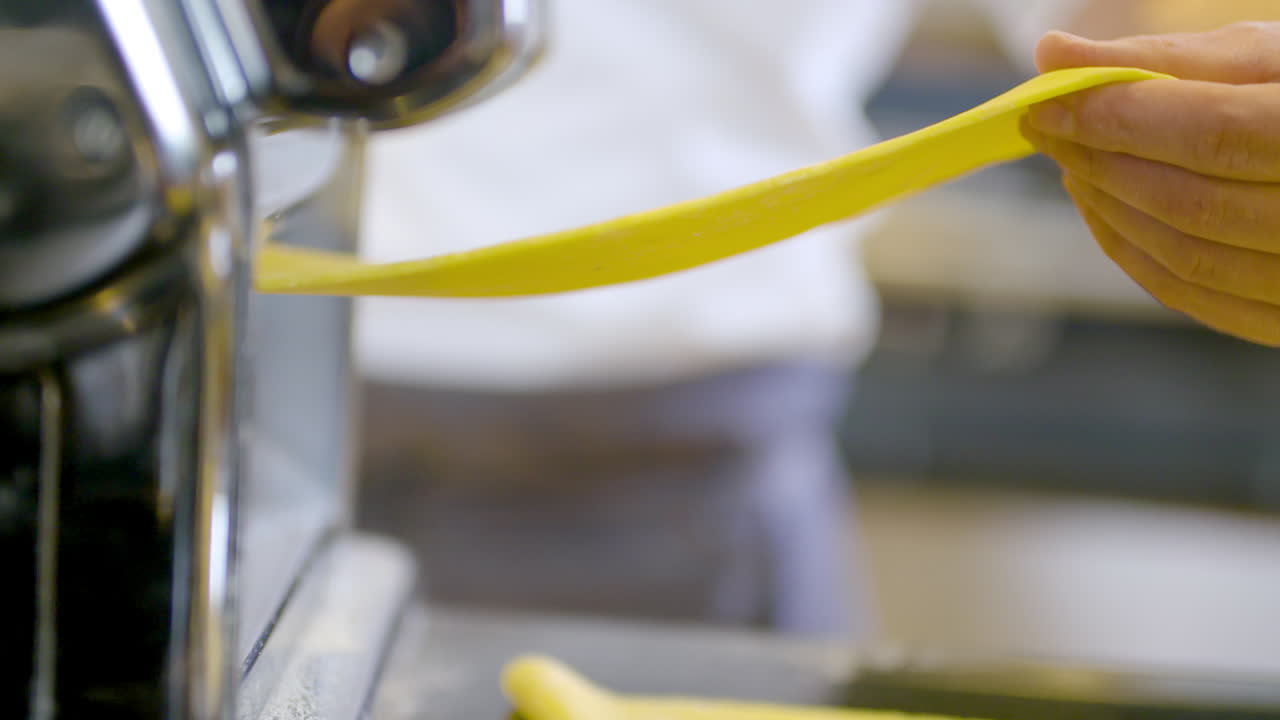 chef amasar masa en sus manos