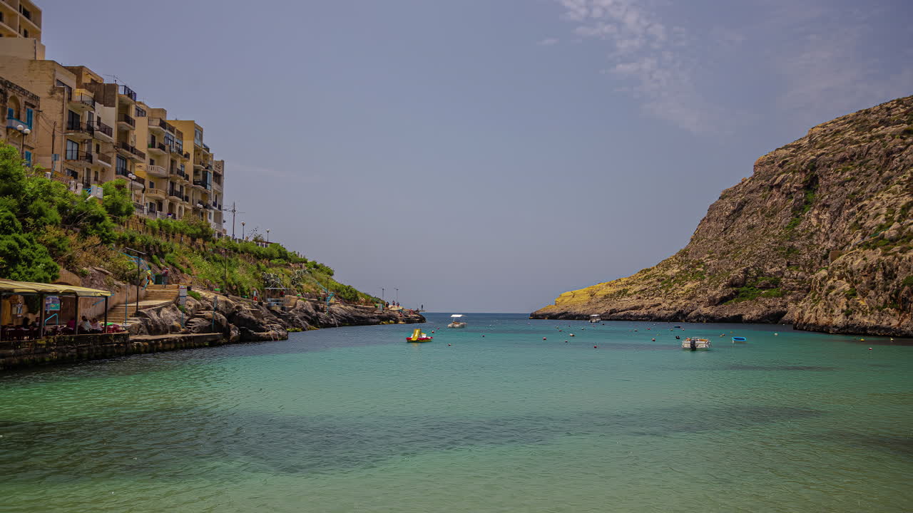 건물과 작은 보트와 함께 몰타 섬의 마법의 만, 타임  ⁇ 스