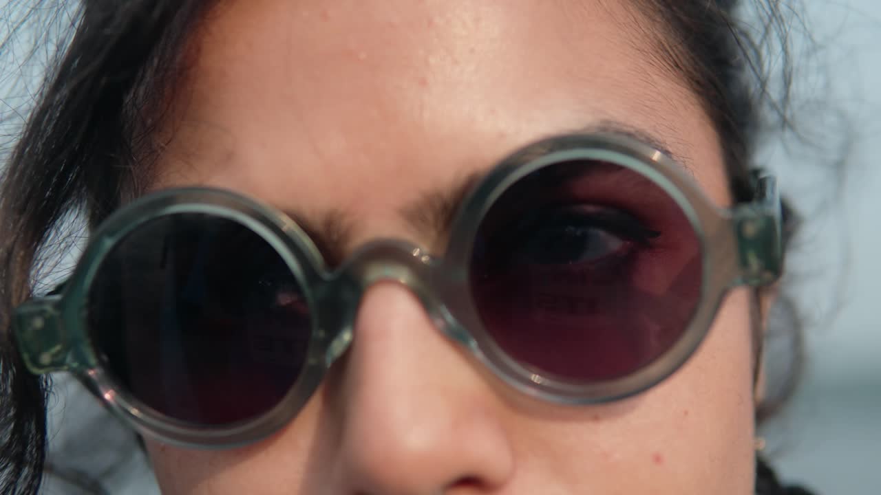 primer plano extremo de una elegante mujer india con gafas de sol y con una perforación en la nariz